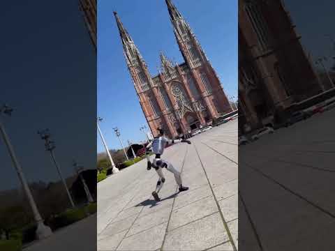 El robot con su baile en Plaza Moreno y la Catedral más linda del mundo La Plata.  Argentina.