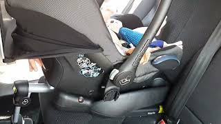 How to mount and dismount Maxi-Cosi car seat of base.