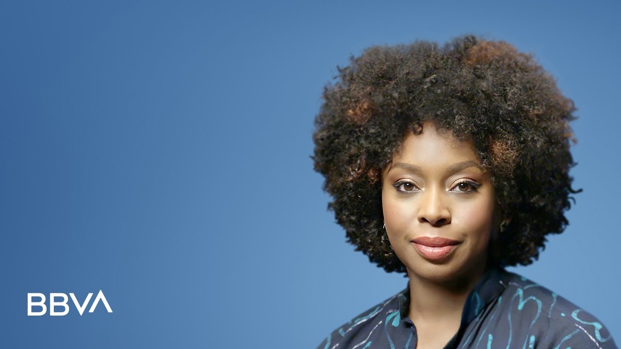 Chimamanda Ngozi Adichie, escritora. Un libro para llamar a nuestros padres