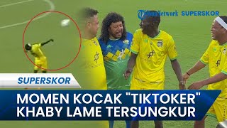 Momen Kocak Khaby Lame Tersungkur oleh Umpan Ronaldinho, Sang TikToker Rela Tahan Bola Pakai Wajah
