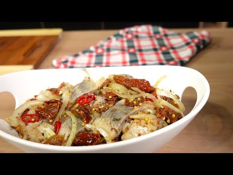 Śledzie w oleju z suszonymi pomidorami i cebulą / KarolGotuje