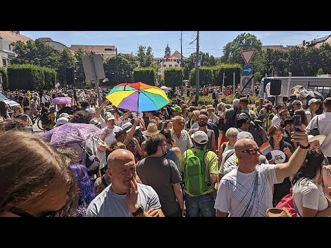 Hunderttausende versammeln sich trotz Orbans Verbot zum 30. Jahrestag der Budapest Pride
