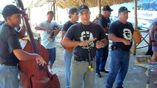 preview picture of video 'Camino a Varadero Cuba - Parada del bus - Cancion a colombia'