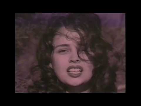 En Sus Brazos - Karina Moreno
