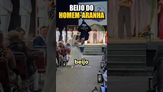 Ele recriou o beijo do Homem-Aranha no casamento! 🕷️
