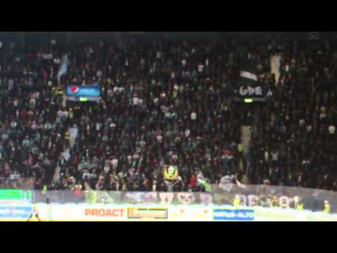 Bajenkvällen. Publiken sjunger 77-ramsan (Bajen vann)