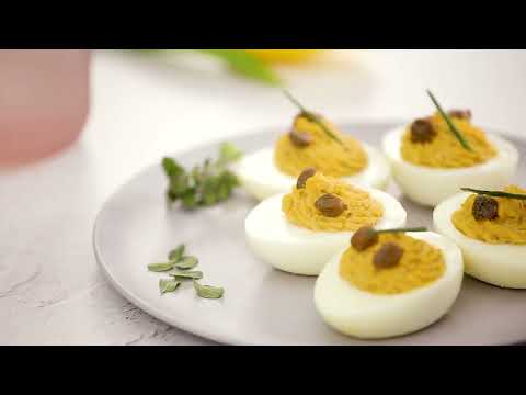 Uova ripiene di tonno, alici e capperi | Video Ricetta | Antipasti | Bene Insieme