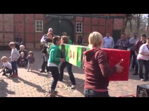 Frauen bierkistenstapeln Waffensen