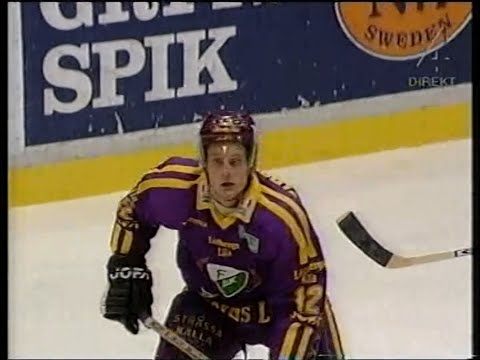 Christian Berglund tacklar Nichlas Falk | Final 6 - 2001-04-13 | Färjestad BK - Djurgårdens IF