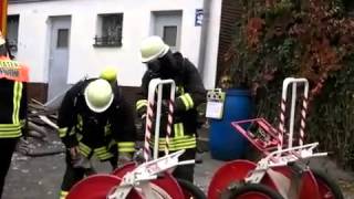 preview picture of video 'Reddighausen: Brand im Zimmer eines Wohnhauses'