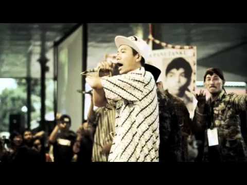 Ki Jarot (Jogja Hip Hop Foundation)   When the Cultures Rhyming Noise (Feat Akala and Soimah)