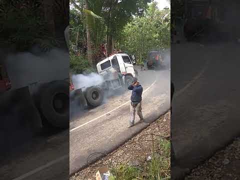 Wow..70 M x watched.. Ban berasap tebal banget!! Truk Trailer Selip || Skid Trailer Truck