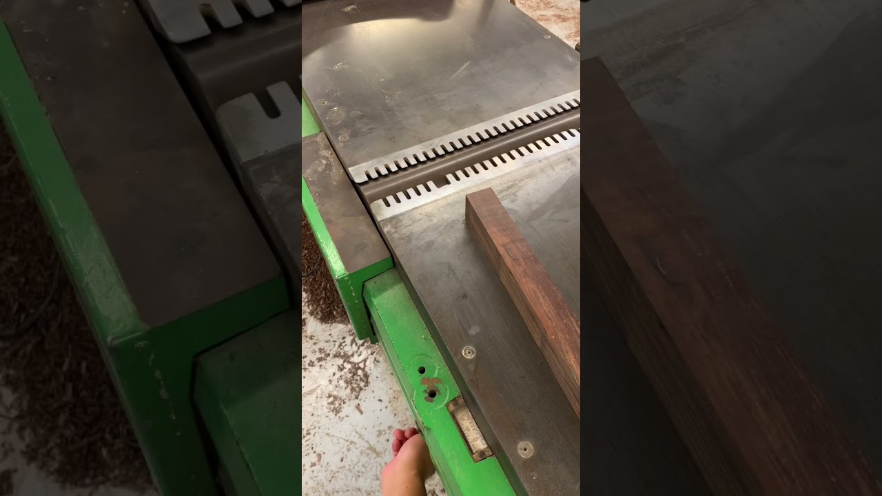 木工機械の刃を研ぐ。