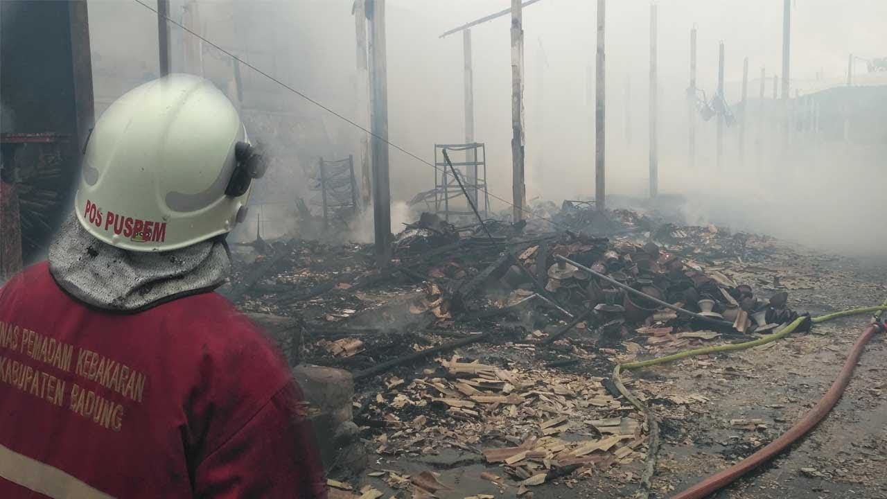 Kebakaran Pasar Anyar Sari, 9 Mobil Damkar Dikerahkan - Tribun Video