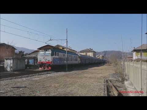 IL SALUTO DEL TRENO MERCI CON TRAMOGGE IN TRANSITO A ROCCAVIONE. (CN) LUN. 7 - 3 - 2022.