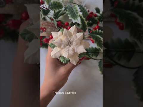 Christmas Poinsettia cupcake using tips 352 and 366 #christmascupcakes#poinsettia#tutorial