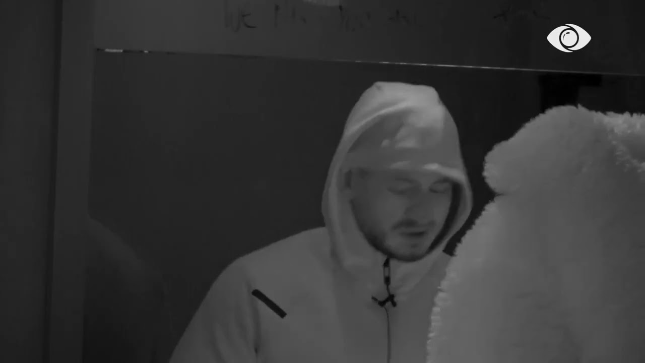 “Ti Valbona kënaqesh, po unë i shkreti që i shoh duke u puthur”/ Xumi: Më vjen për të vjellë…