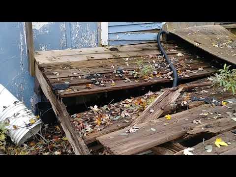 Whitby, Ontario, Canada - OLD ABANDONED HOUSE - Walk Through w/ Graffiti "← DON'T GO DOWN THERE"
