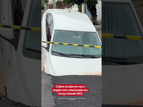 CRATERA SE ABRE EM RUA E ENGOLE CARRO ESTACIONADO EM CAMPO GRANDE (MS)