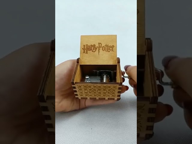 Vídeo relacionado con TopLucky - Caja de música con diseño de El Señor de los Anillos de madera negra grabada con manivela, juguete musical para cumpleaños, Navidad, Acción de Gracias