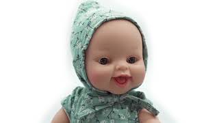 Realistická panenka Raquel v zelených šatičkách s kapucou od firmy Paola Reina ze Španělska