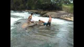preview picture of video 'tombo na cachoeira itaúna em baependi vídeo cassetada (caxambu mg)'