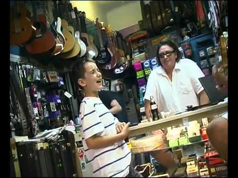 White Kid Sing The Blues In Guitar Shop Like It's Nobody's Business!