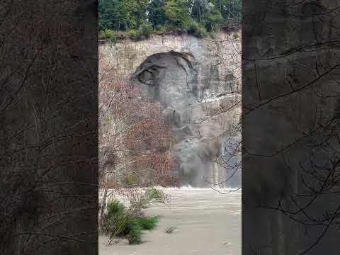 Collapsing cliff creates mini tsunami in California's Van Duzen River