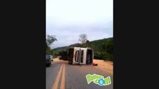 Download lagu Carreta carregada com milho tomba na saída de Manhuaçu para Realeza mp3