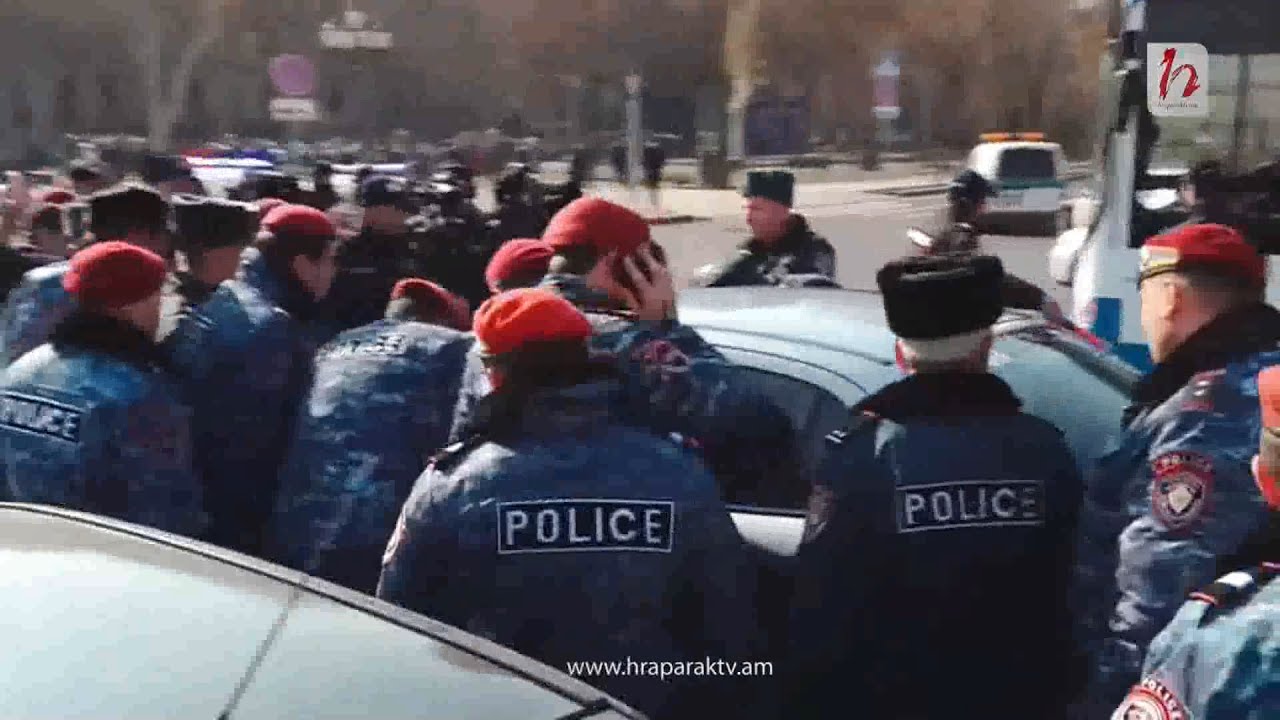 Ոստիկանությունը բերման է ենթարկում ԱՊՊԱ-ի թանկացման դեմ բողոքի դուրս եկած քաղաքացիներին