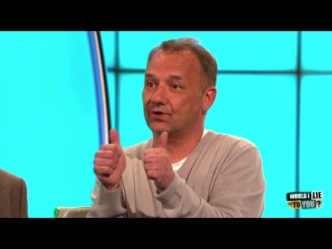 Bob Mortimer dokáže holýma rukama rozpůlit jablko