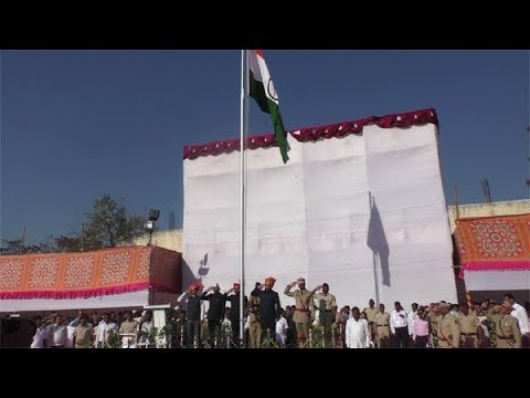 पालकमंत्र्यांनी केलं ध्वजारोहण, दिला विकासाचा हवाला
