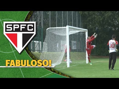 Luis Fabiano vai para o gol e faz linda defesa