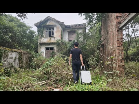 Senza lavoro, un uomo è tornato nella foresta per ristrutturare una casa abbandonata
