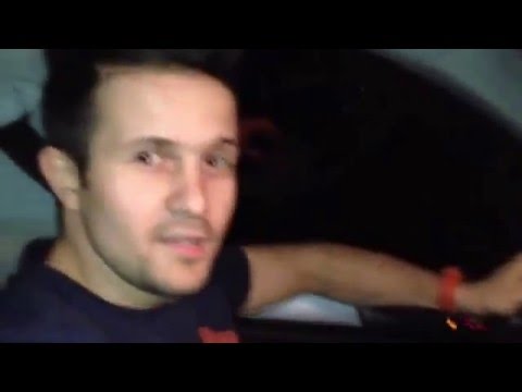 &bdquo;Alo! Sunt șoferul și nu mă &icirc;nțeleg cu mașina, dom`le&rdquo;! Mori de r&acirc;s dacă vezi ce pățește șoferul ăsta! (VIDEO)