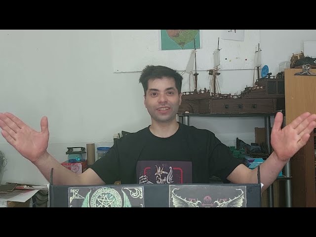 Vídeo relacionado con 3D DND DM Screen 5E - Pantalla de Dungeon Master en Cuero Sintético c/ Encartes Personalizables. Accesorio p/ Game Master de Juegos de Rol, Dungeons and Dragons, RPG. Regalos para Dragones y Mazmorras