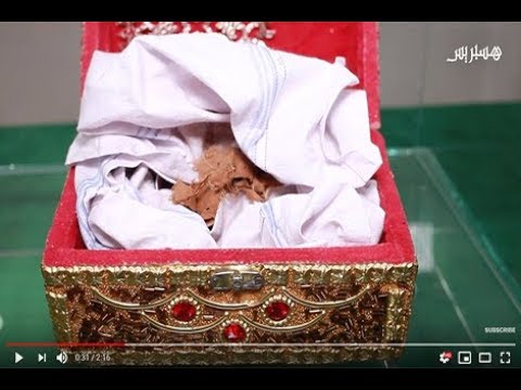 شاهد "شعرة" رسول الله و جزء من قميصه وتعرف على خطه وخاتمه في معرض الزاوية البودشيشية بمداغ