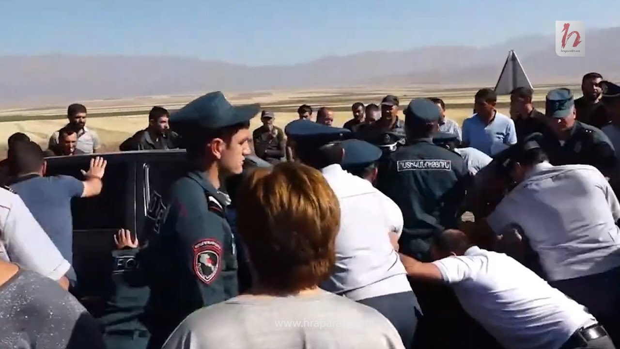 Ոստիկանները ուժի գործադրմամբ ճանապարհից հեռացնում են մեքենան