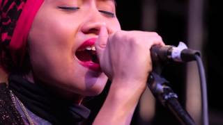Yuna &quot;Island&quot; - NAMM 2013 with Taylor Guitars