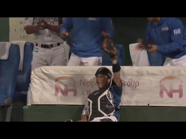 【6回表】ベテランが魅せた!! ファイターズ・鶴岡 ベンチ際でナイスキャッチ!! 2018/9/5 F-L