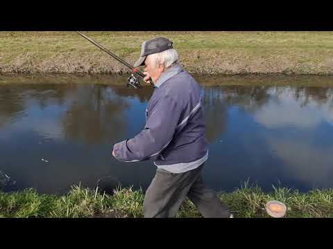 Wędkarz mieszkający nad rzeką #fishing. Prawdziwe #wędkarstwo.Bystrzyca #streetfishing. Lublin#trip
