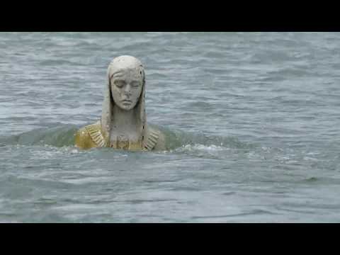 Прикарпатець зафільмував скульптуру Божої Матері у річці. ВІДЕО