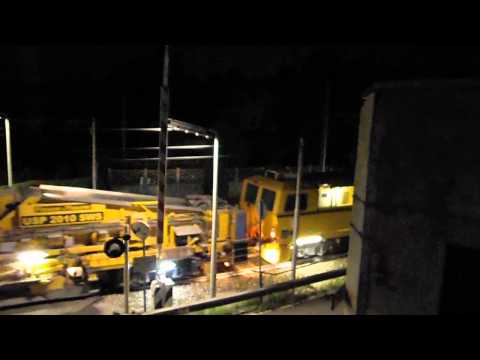 Mezzi pesanti transitano di notte sulla ferrovia