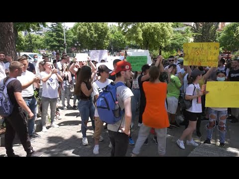 Maturantët protestuan, Ministria: Nëse teza është vështirë, do ta rishikojmë shpërndarjen e pikëve