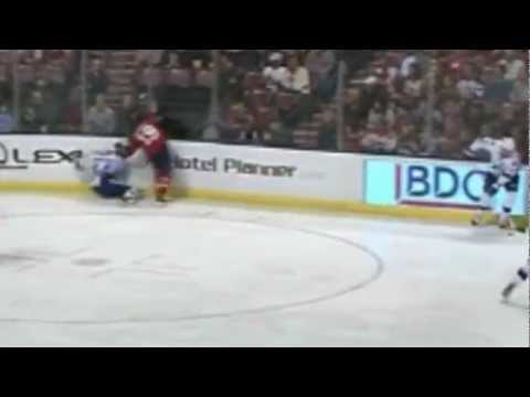 Scottie Upshall drills Nathan Thompson