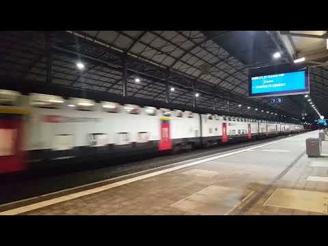 RABe 502 in Doppeltraktion durchfährt Bahnhof Olten