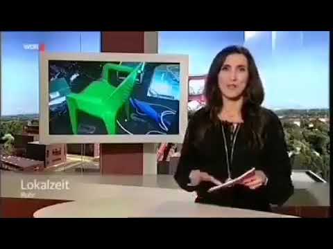 Kinder sitzten auf Plastikstühlen im Auto (MEME)