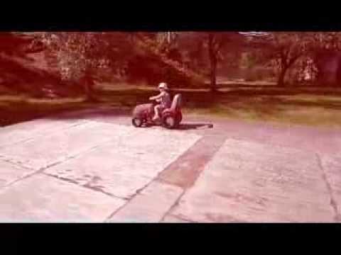 Noora ajaa traktoria