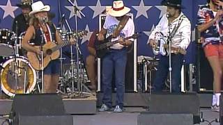 Willie Nelson &amp; Waylon Jennings - I Can Get Off On You (Live at Farm Aid 1986)