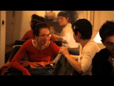 Joven shockeada  en sala de espera - Discovery Channel - Por arte de magia